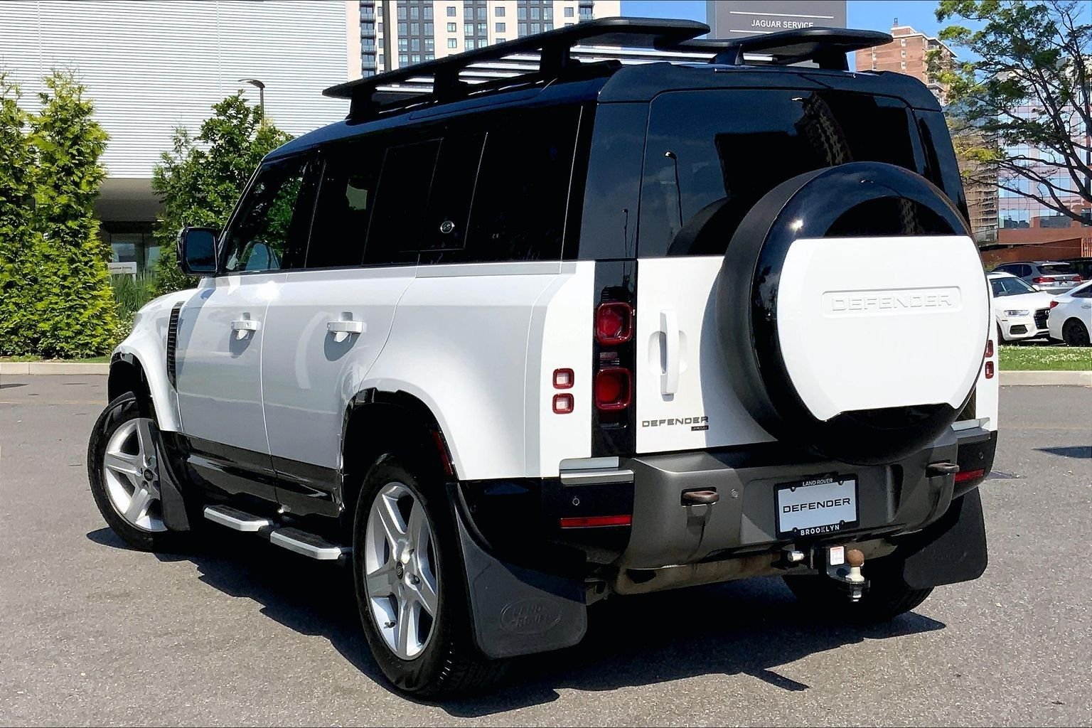 Used 2023 Fuji White Land Rover X-Dynamic SE image 11
