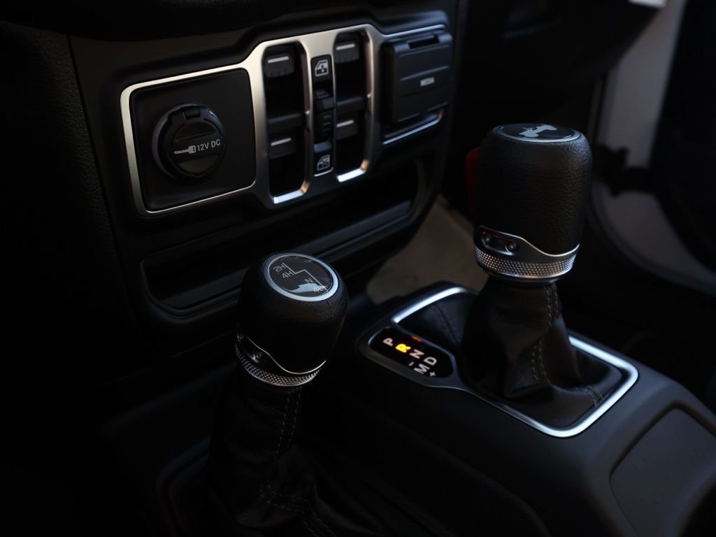 New 2026 Bright White Clear-Coat Exterior Paint Jeep Sport S image 30