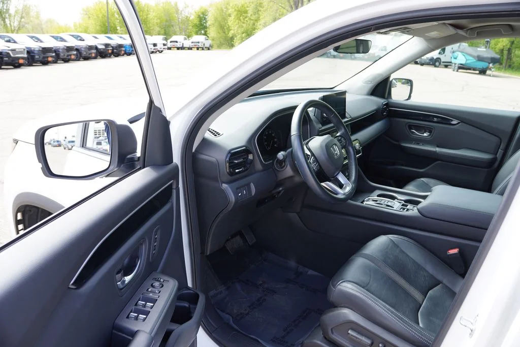 Used 2023 Platinum White Pearl Honda Touring image 14