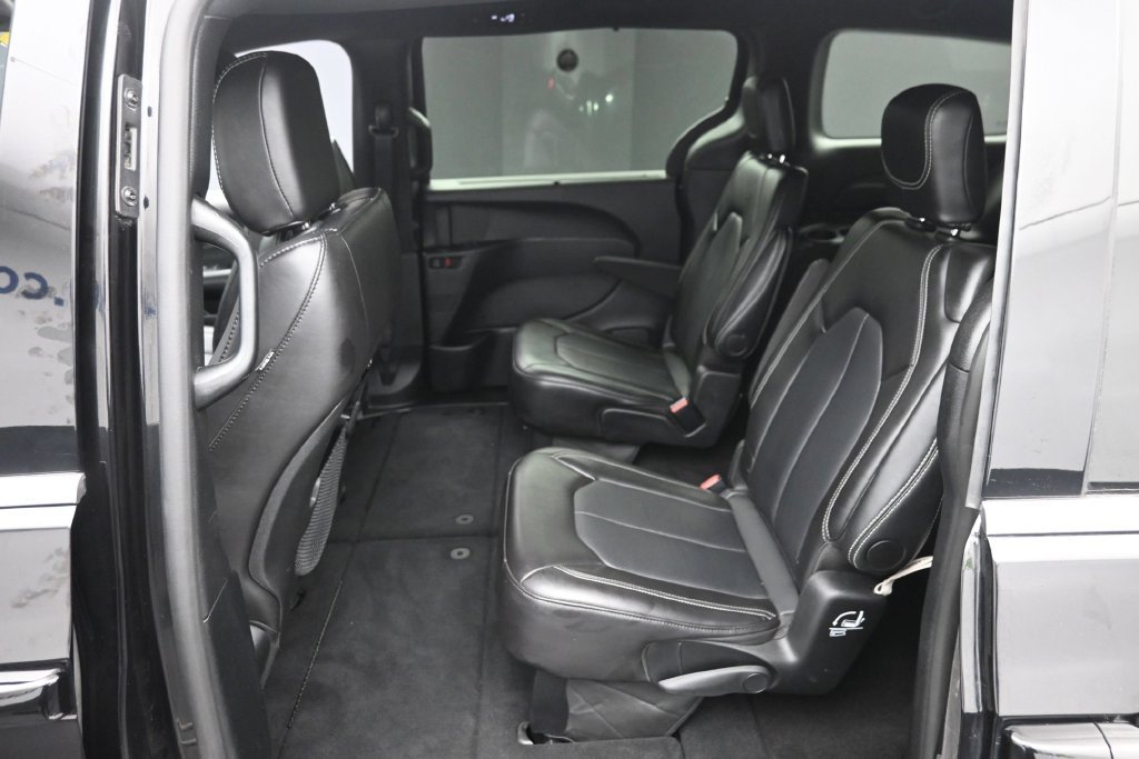 Used 2025 Black Chrysler Select image 11