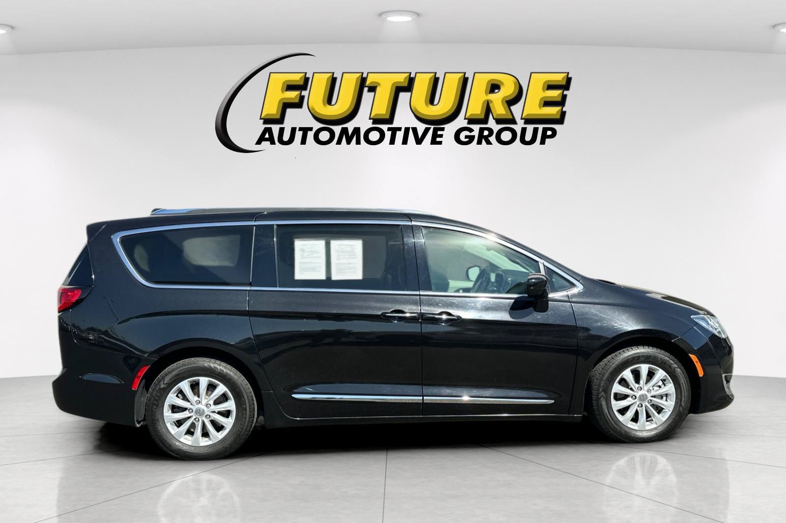 Used 2019 Black Chrysler Touring L image 2