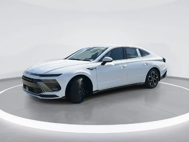 Used 2025 White Hyundai SEL image 1