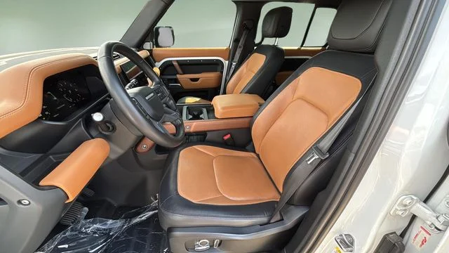 Used 2023 White Land Rover X-Dynamic SE image 18
