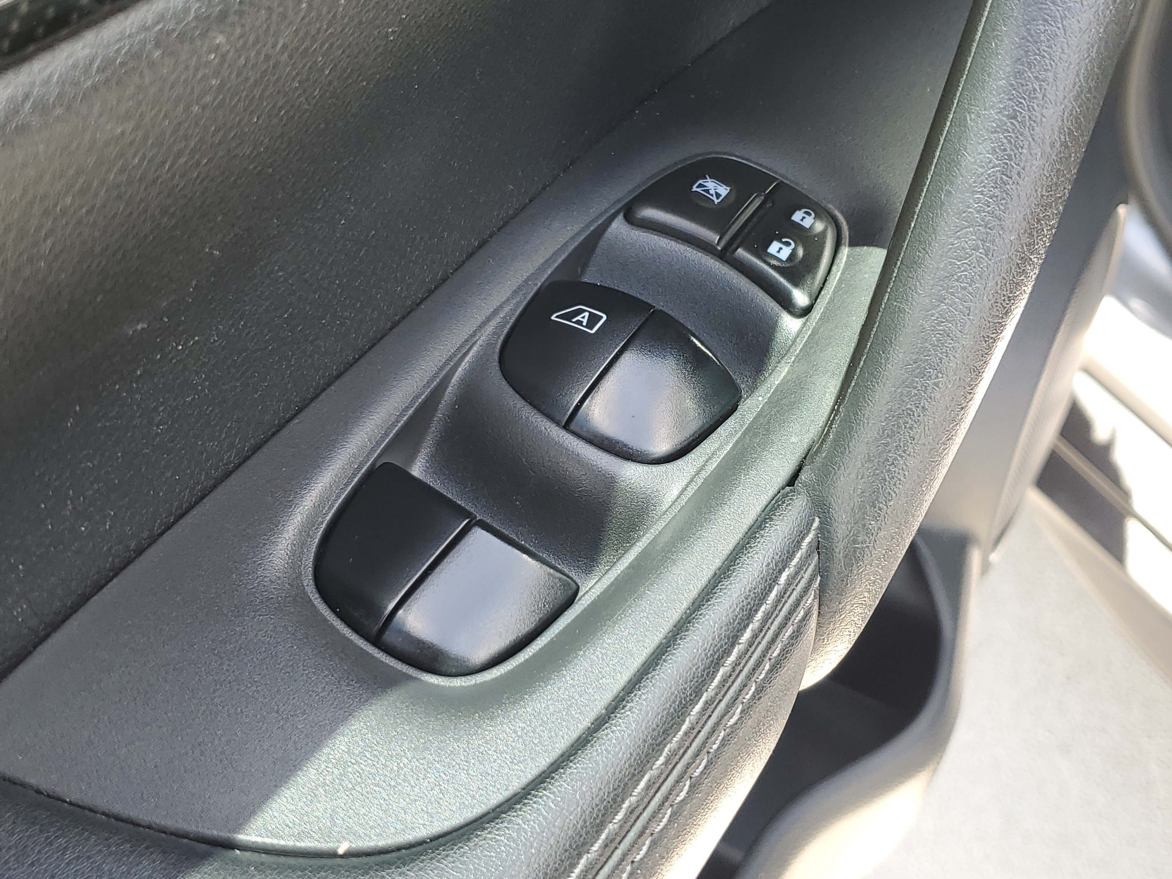 Used 2018 Gun Metallic Nissan SL image 23