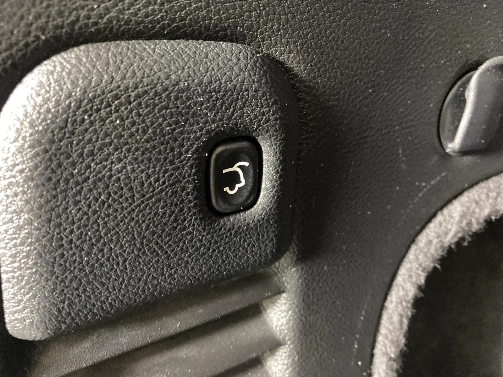 Used 2020 Diamond Black Crystal Pearlcoat Jeep Limited image 28