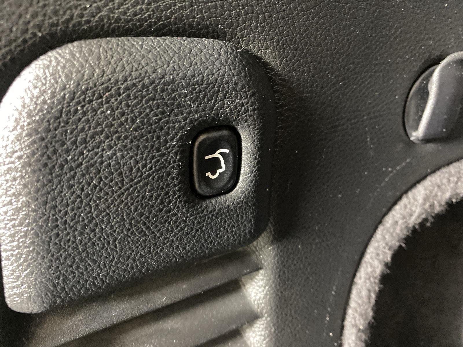 Used 2020 Diamond Black Crystal Pearlcoat Jeep Limited image 28