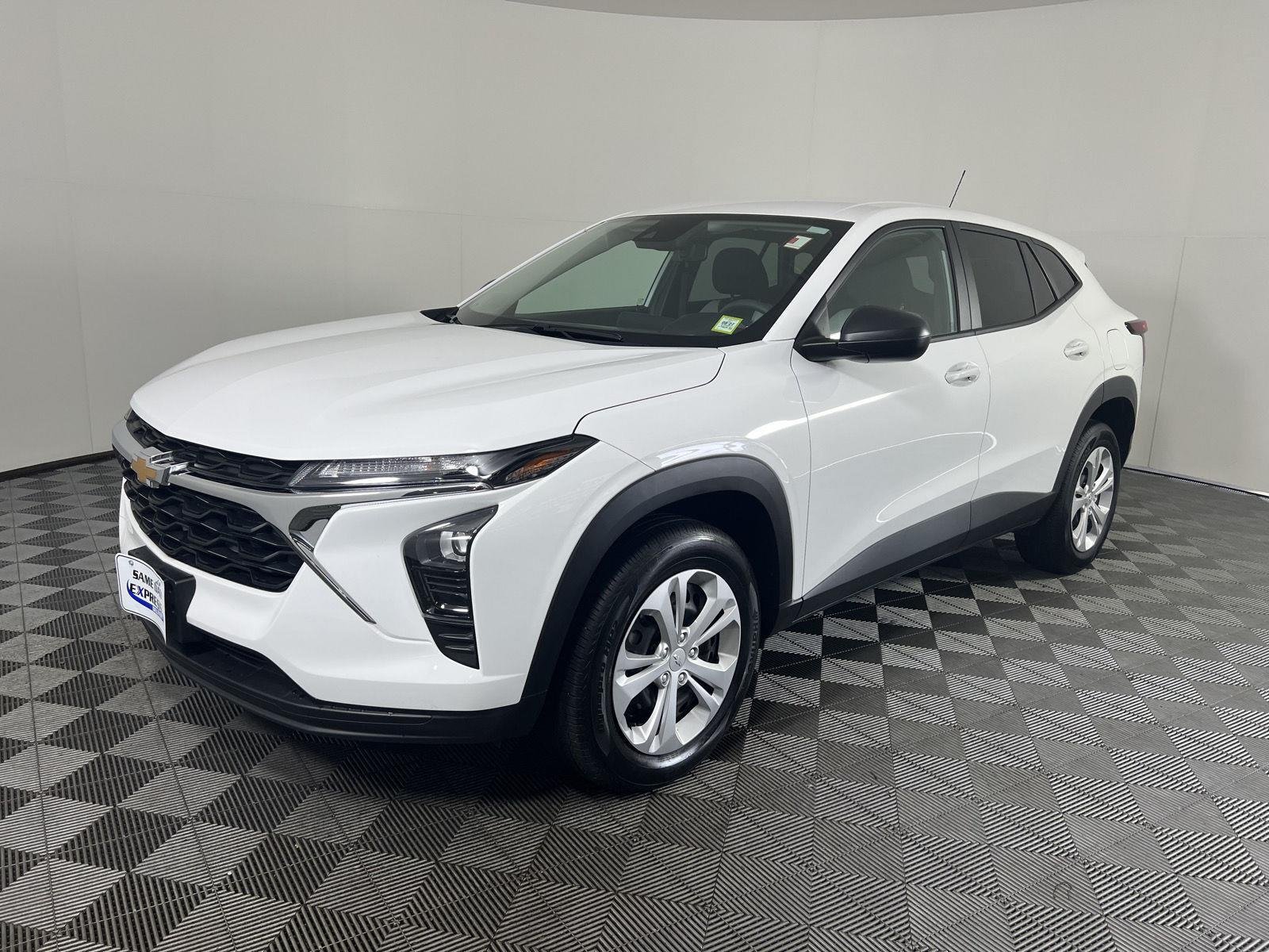 Used 2025 Summit White Chevrolet LS image 25