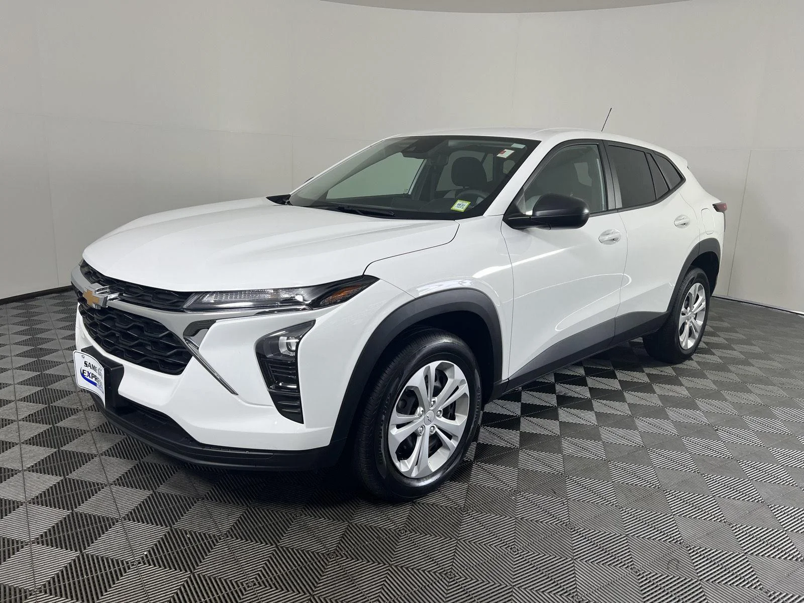 Used 2025 Summit White Chevrolet LS image 25