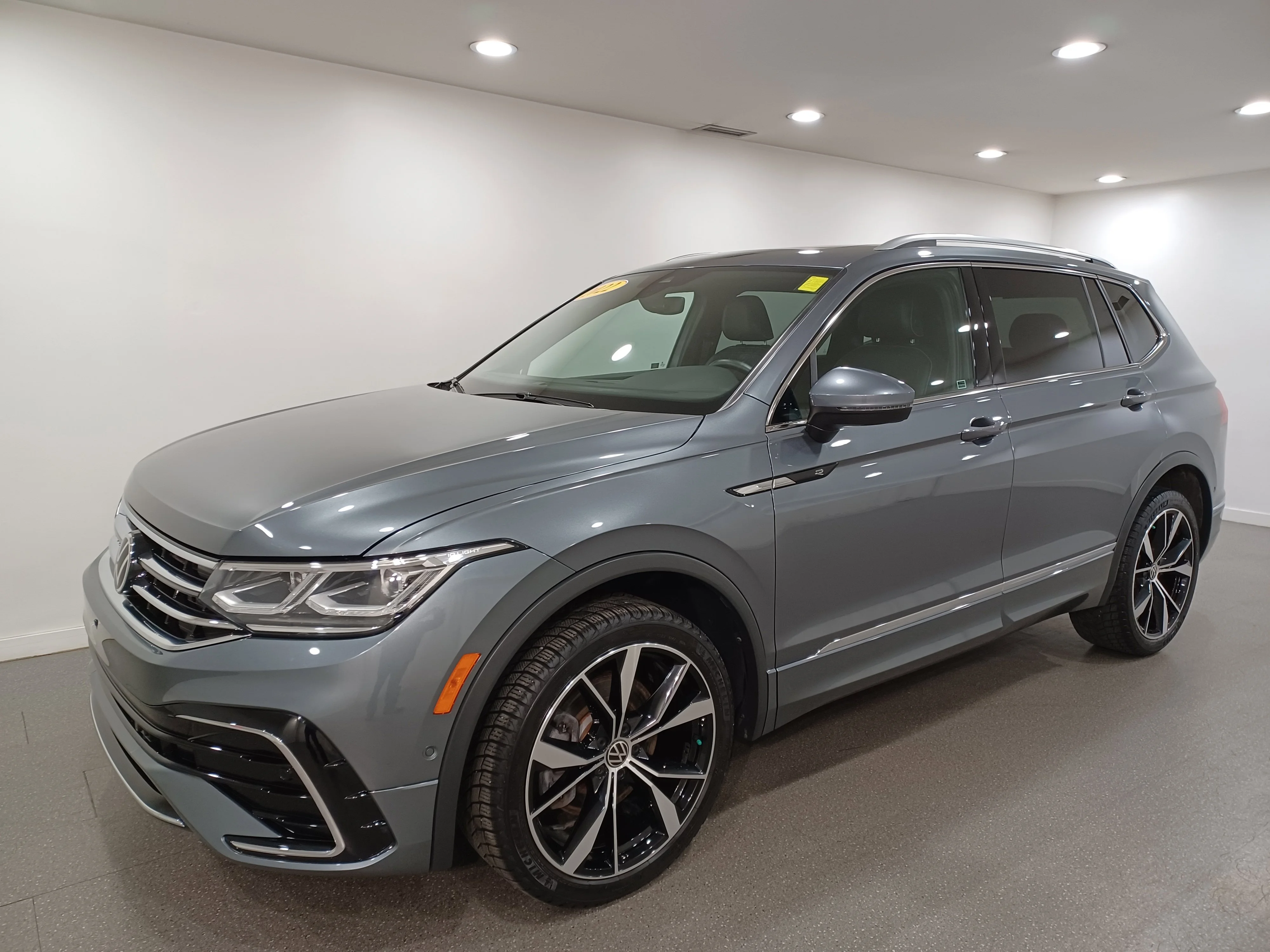 Certified Used 2022 Platinum Gray Metallic Volkswagen Highline R-Line 4Motion*Remote Start | Nav | 360 Cam | Htd & Cooled Leather | Pano Roof | Htd Wheel image 2