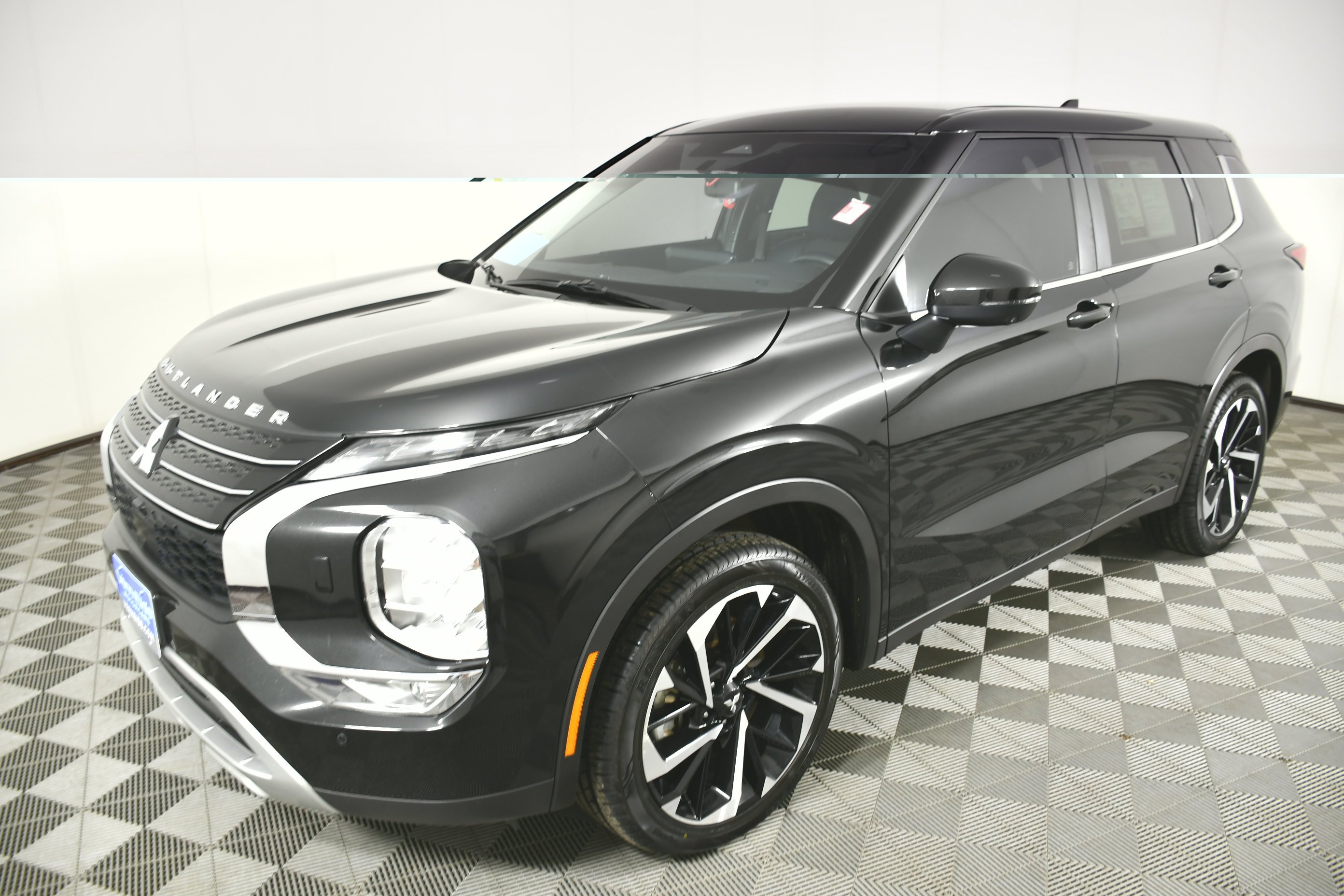 Certified Used 2024 Black Diamond Mitsubishi SE image 10