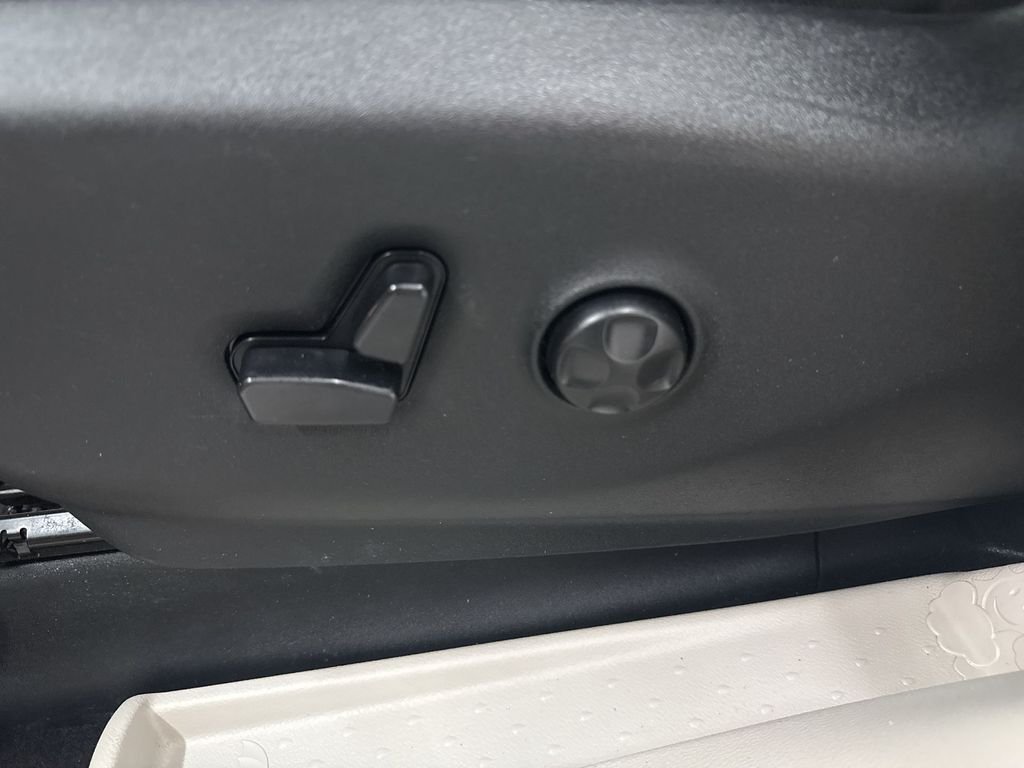 Used 2018 Bright White Clearcoat Chrysler Limited image 13