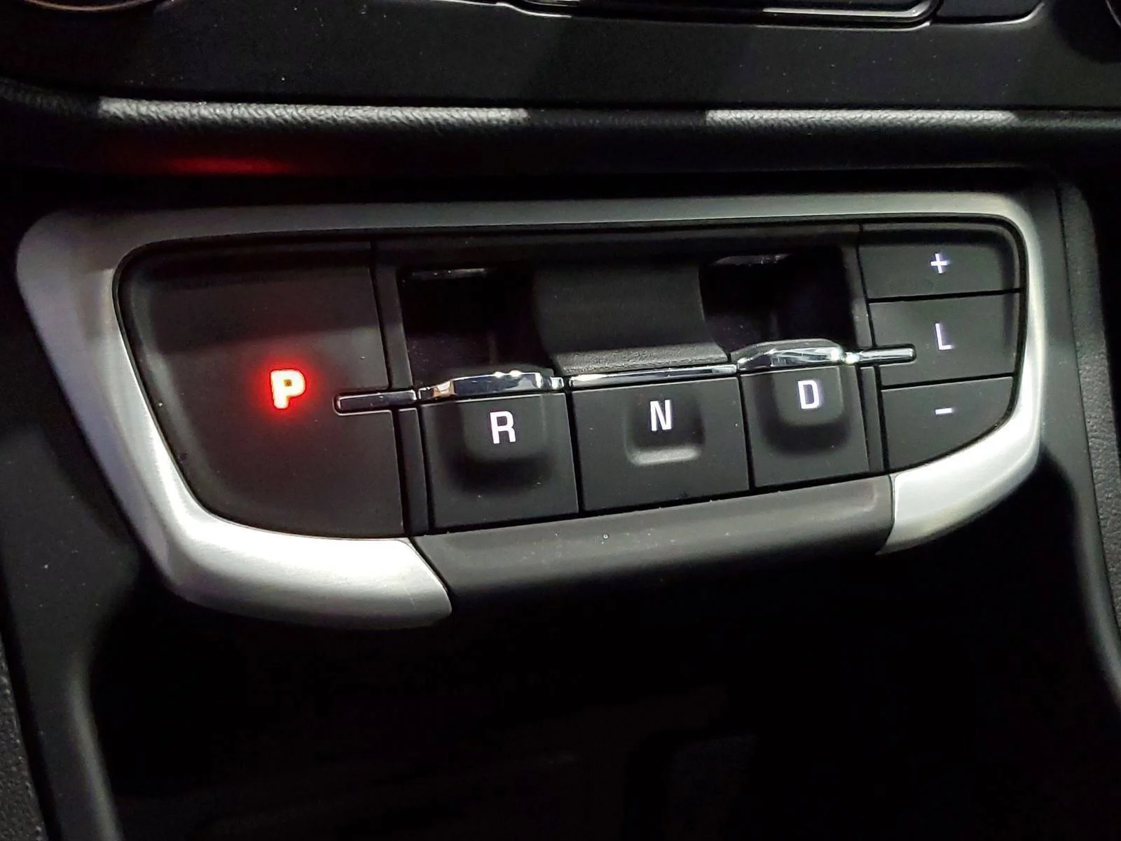 Used 2022 White GMC SLT image 25