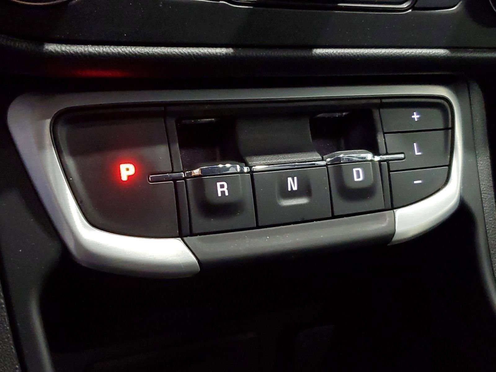 Used 2022 White GMC SLT image 25