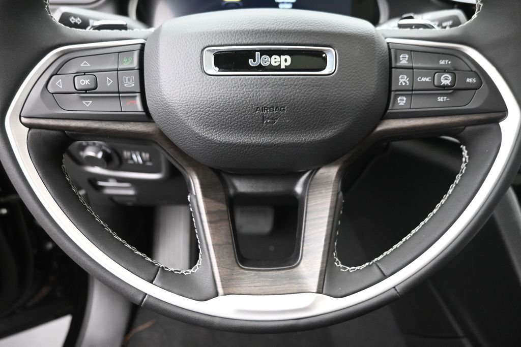 New 2026 Diamond Black Crystal Pearl-Coat Exterior Paint Jeep Altitude image 19