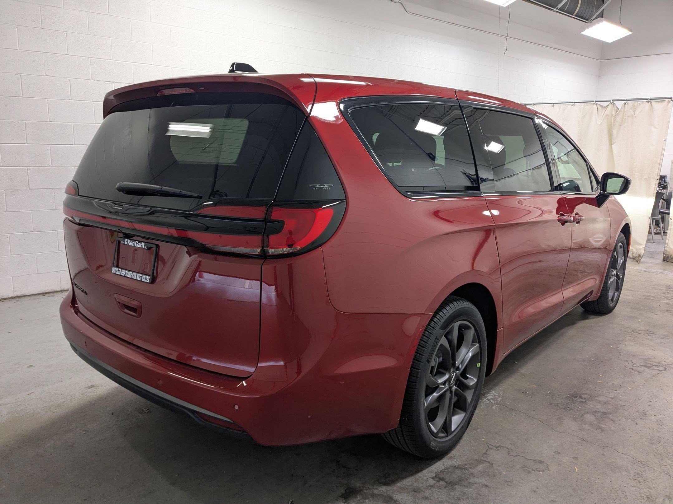 New 2026 Red Hot Pearl-Coat Exterior Paint Chrysler Select image 4