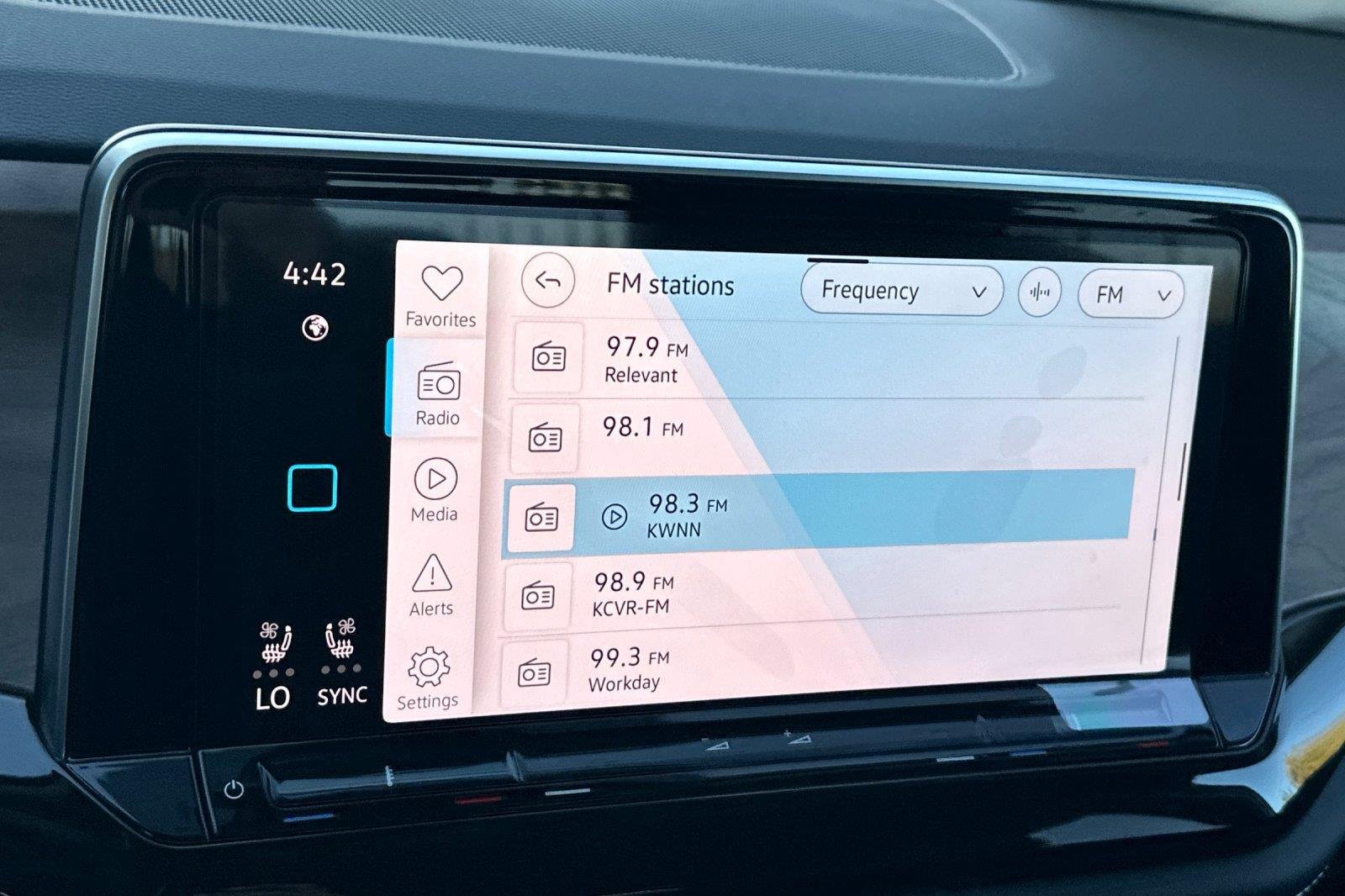 New 2026 Opal White Pearl Volkswagen 2.0T SE w/Technology image 19
