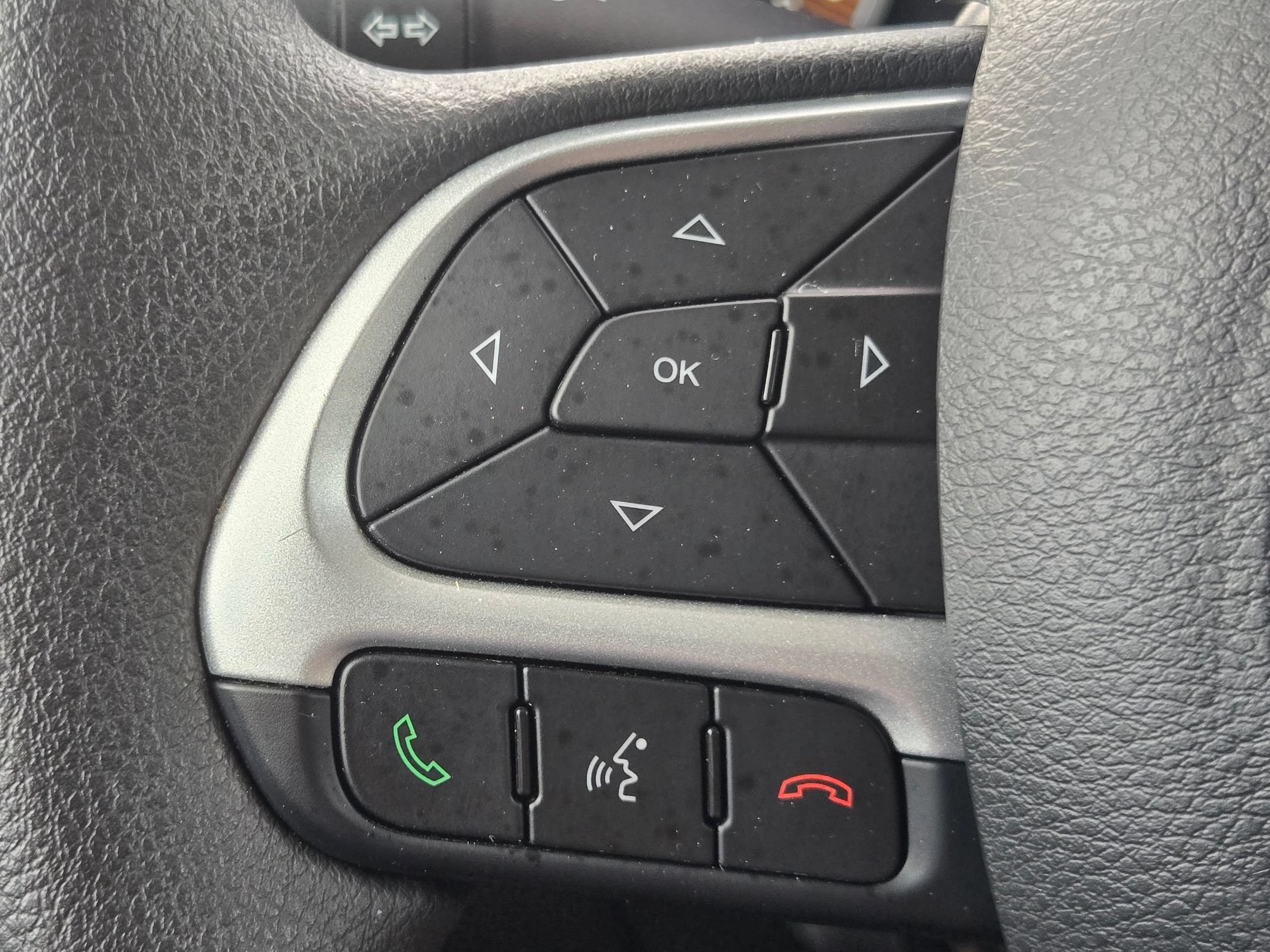 Used 2023 Alpine White Clearcoat Jeep Latitude image 27