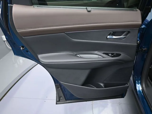 Used 2025 Blue Nissan Platinum image 10