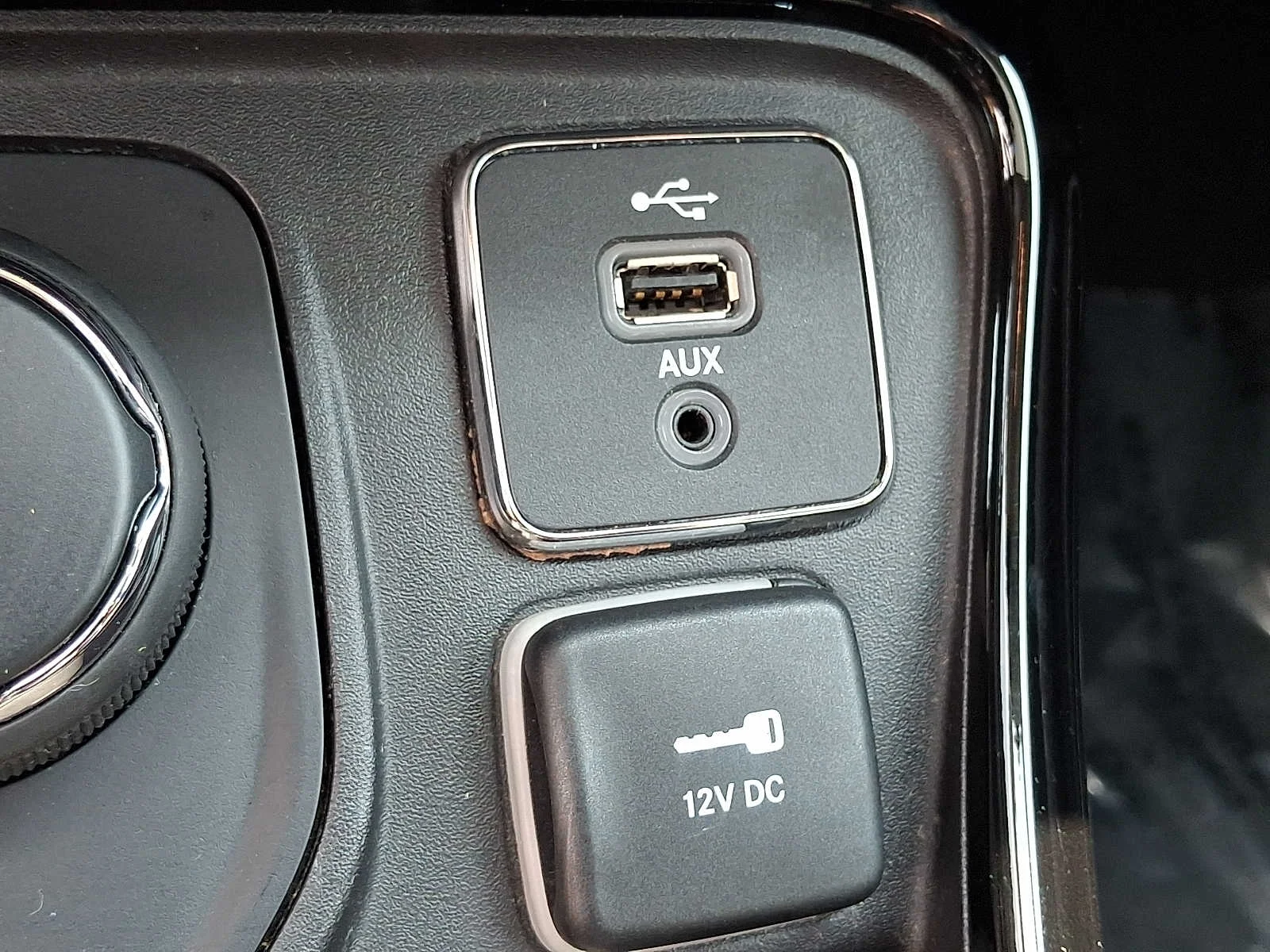 Used 2018 Black Jeep Altitude 4x4 image 26