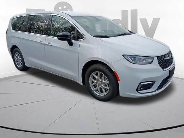 New 2026 Bright White Clear-Coat Exterior Paint Chrysler Select image 4