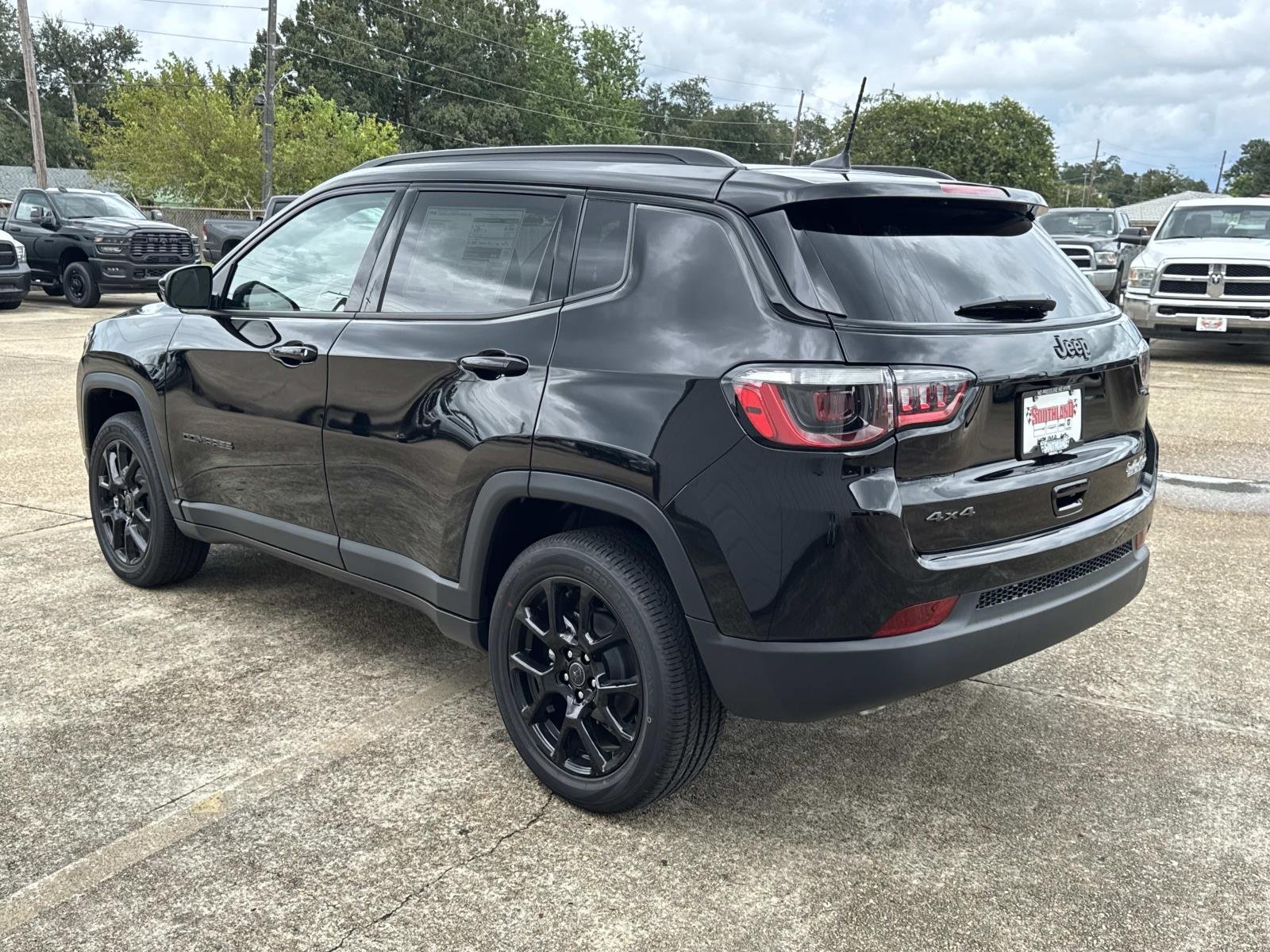 New 2026 Diamond Black Crystal Pearlcoat Jeep Latitude Altitude image 4