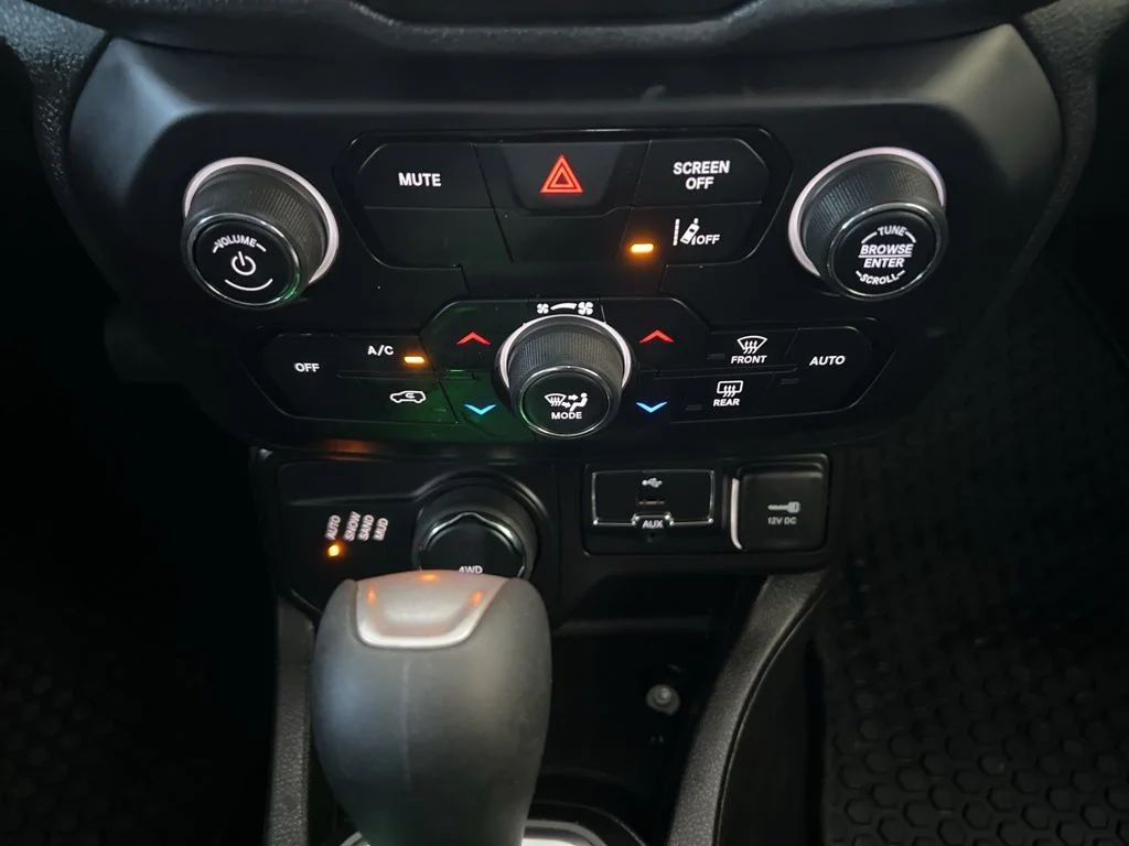 Used 2023 White Jeep Altitude image 42