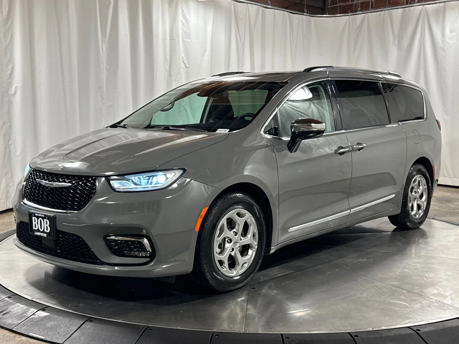 2023 Chrysler Pacifica Limited's photo