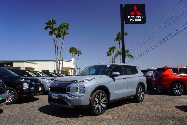 2026 Mitsubishi Outlander SE FWD's photo
