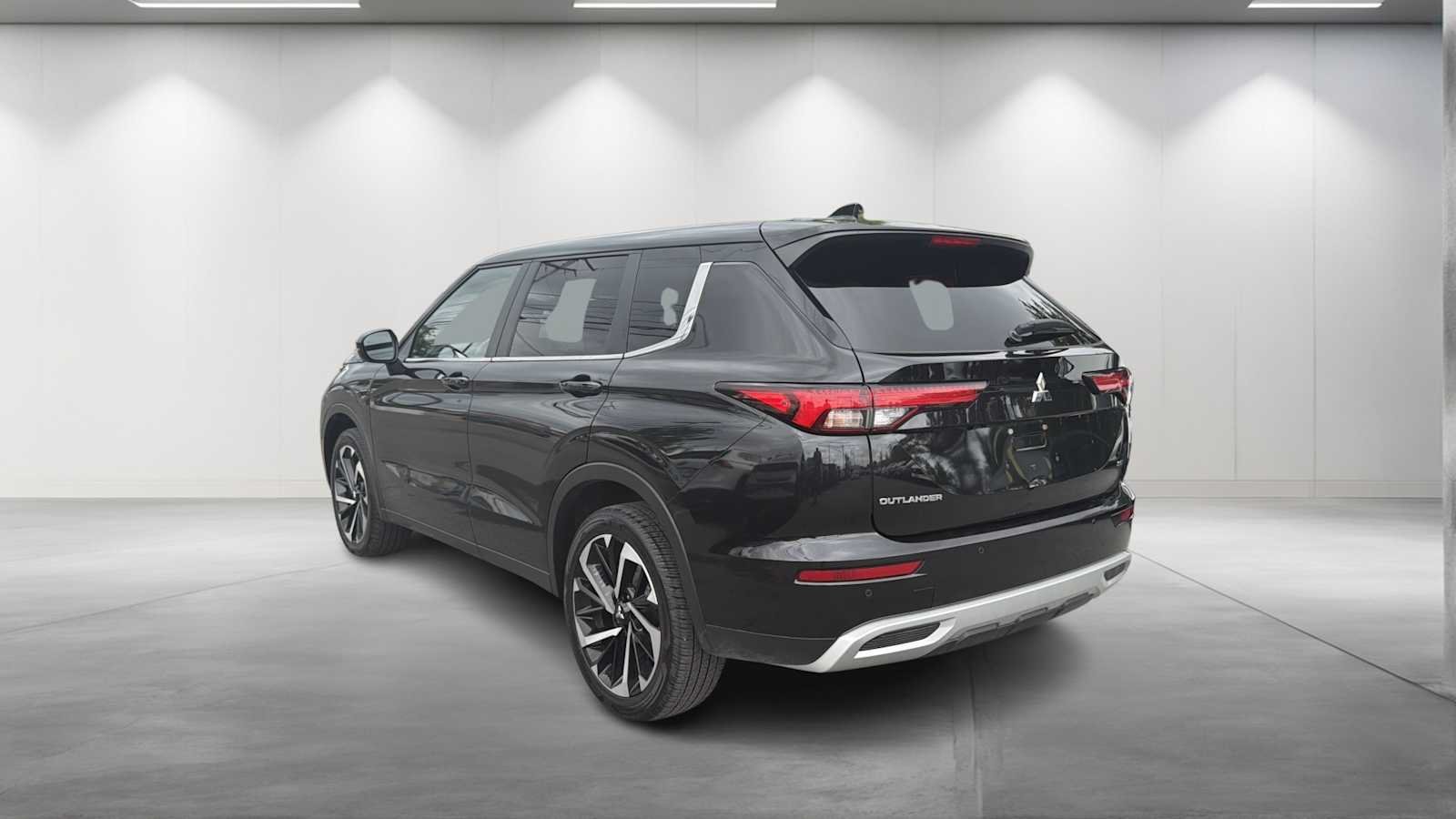 Used 2024 Black Diamond Mitsubishi SE image 5