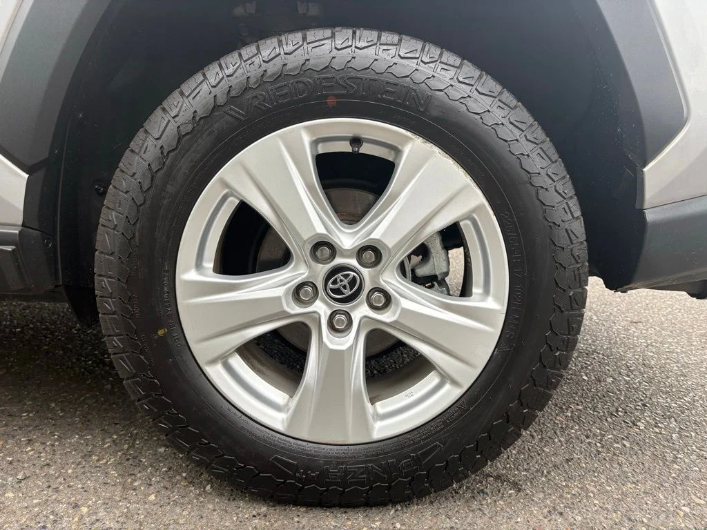 Used 2021 Silver Toyota XLE image 10