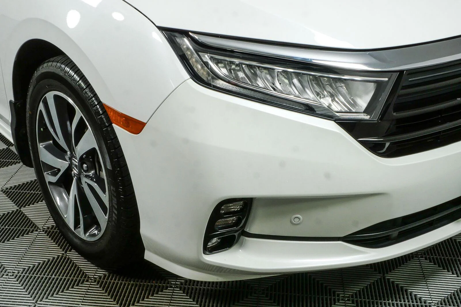 Used 2024 Platinum White Pearl Honda Touring image 39