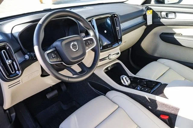 2026 Volvo XC40 Plus - Photo 18