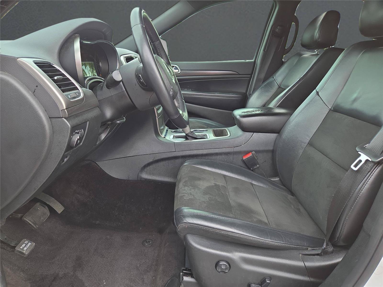 Used 2018 White Jeep Laredo E image 21