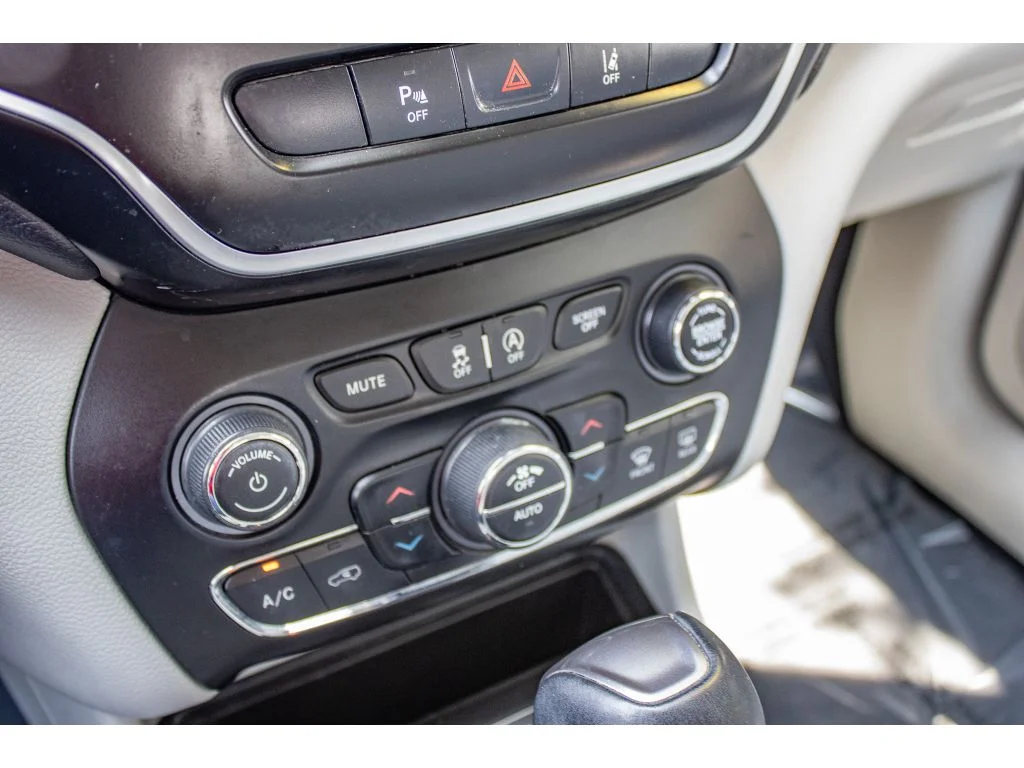Used 2021 Sting-Gray Clearcoat Jeep Latitude Lux image 50