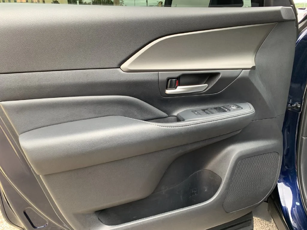 Used 2025  Toyota XLE image 12