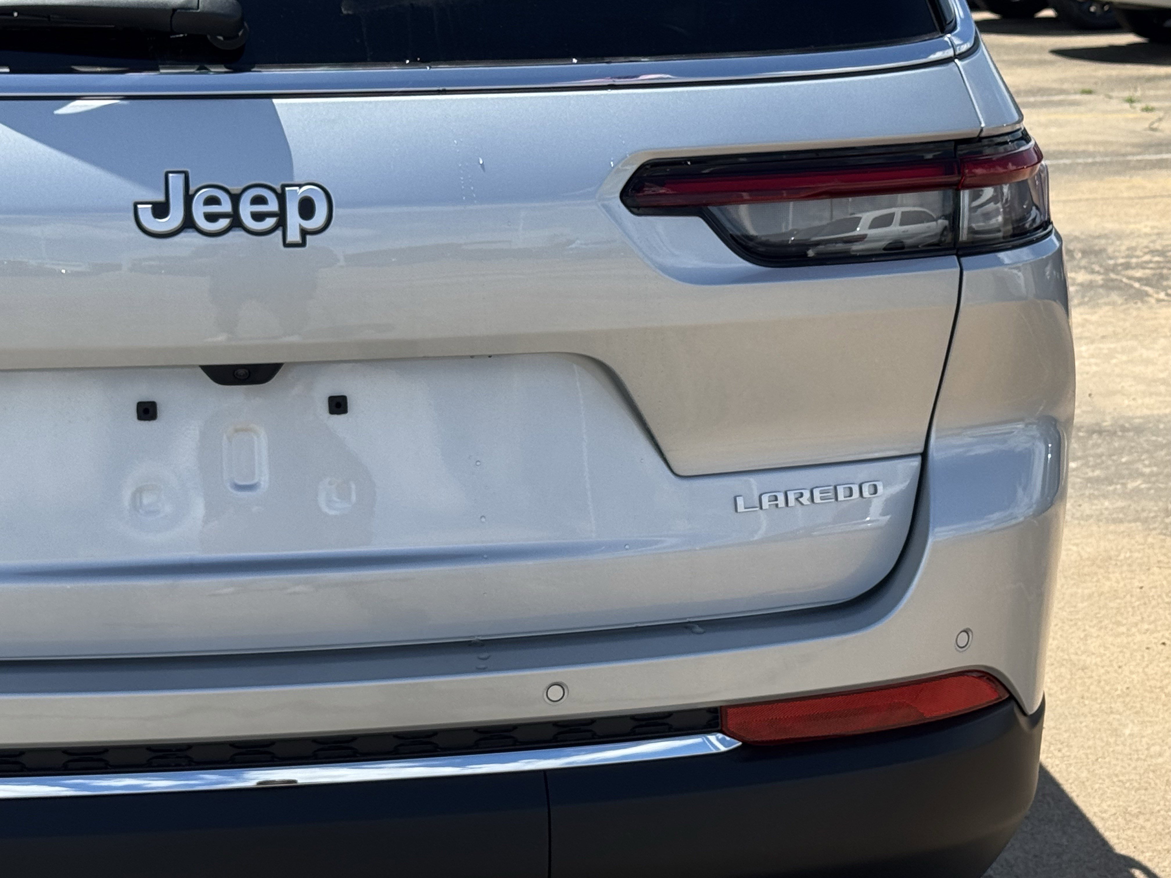 New 2026 Silver Zynith Exterior Paint Jeep Laredo image 9
