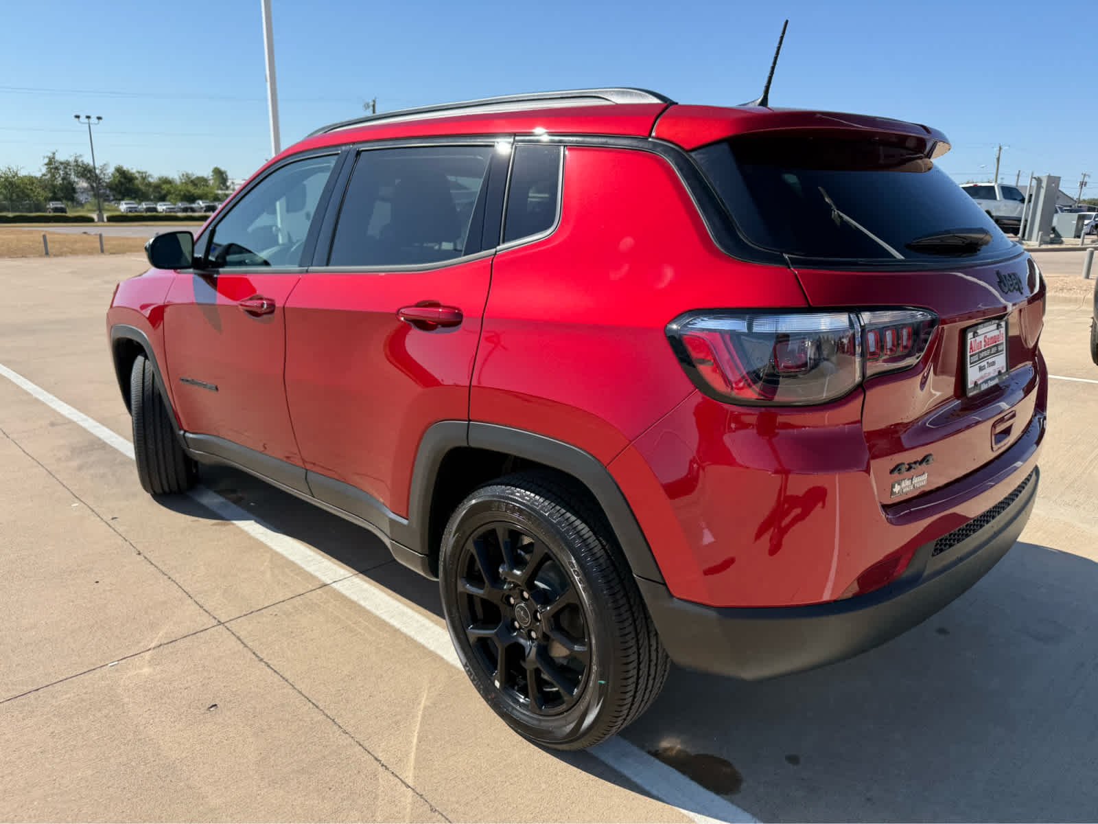 New 2026 Red Hot Pearl-Coat Exterior Paint Jeep Latitude Altitude image 8