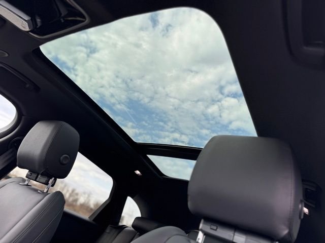 New 2026 Fuji White Land Rover Dynamic SE image 15