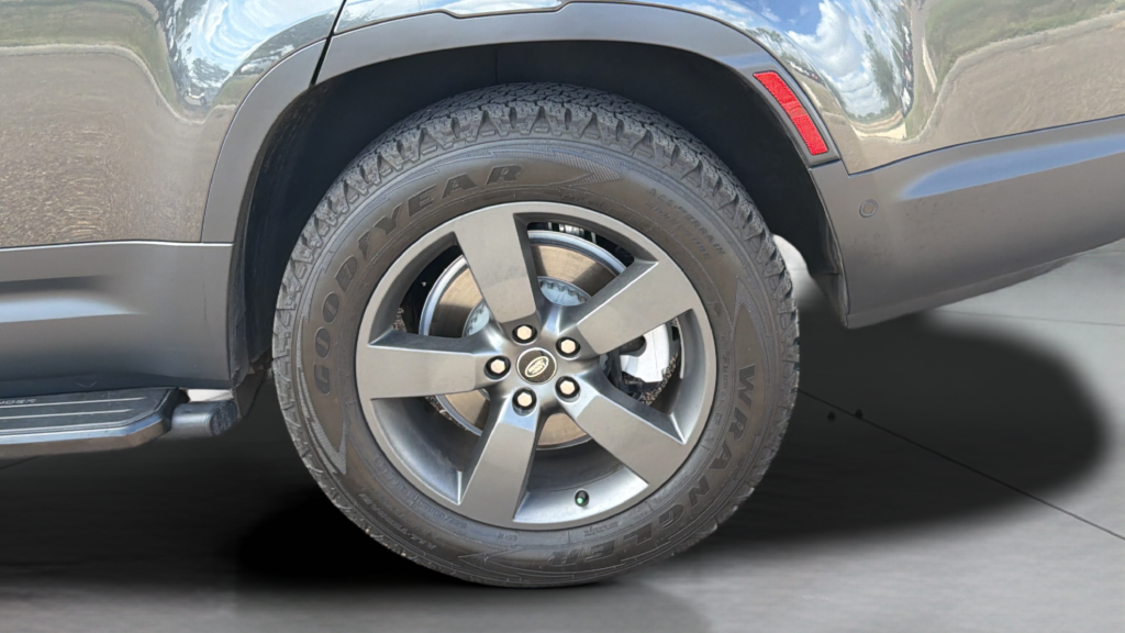 Used 2025 Gray Land Rover S image 16