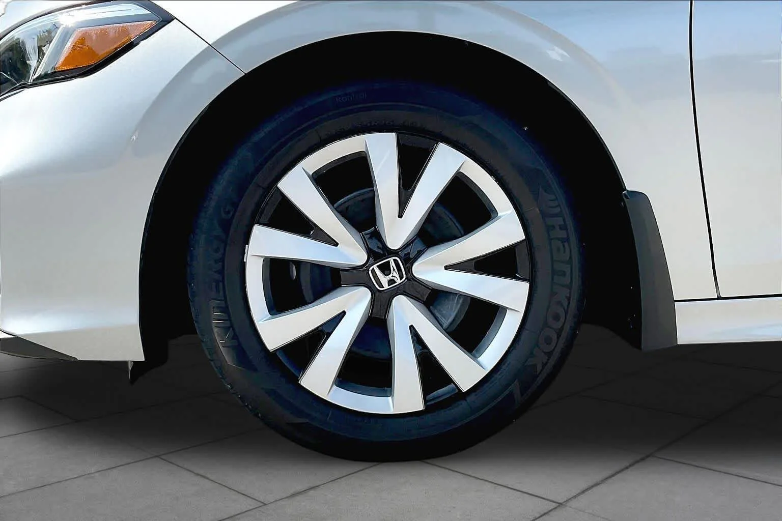Used 2025 Solar Silver Metallic Honda LX image 11