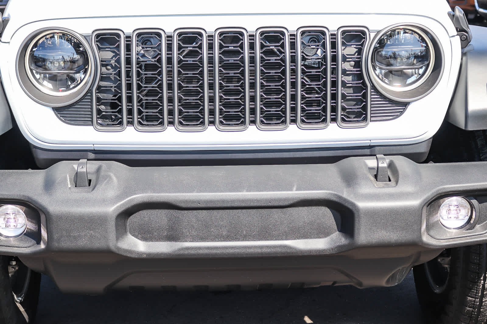 New 2027 Bright White Clear-Coat Paint Jeep Sport S image 9