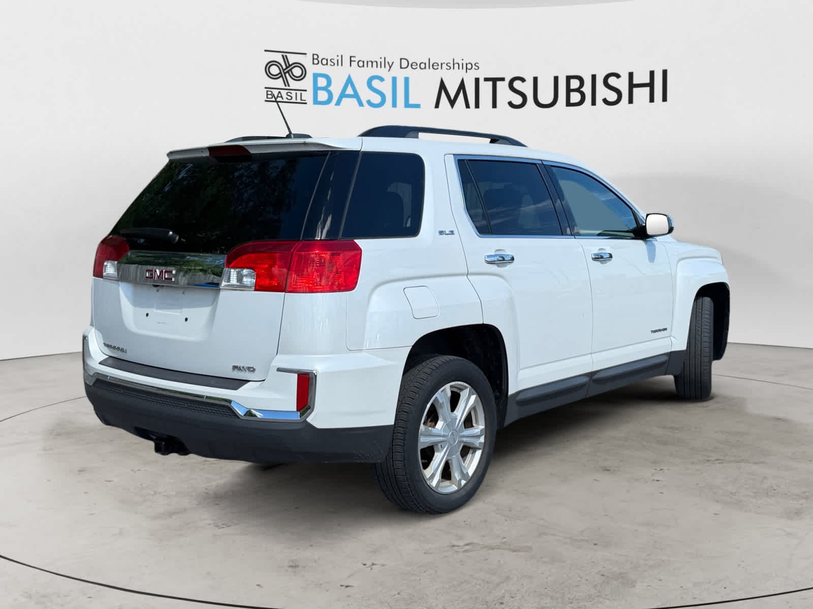 Used 2017 White Frost Tricoat GMC SLE image 6