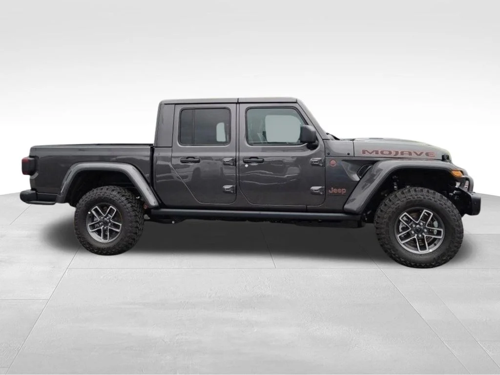 New 2026 Granite Crystal Metallic Clear-Coat Exterior Paint Jeep Mojave X image 6