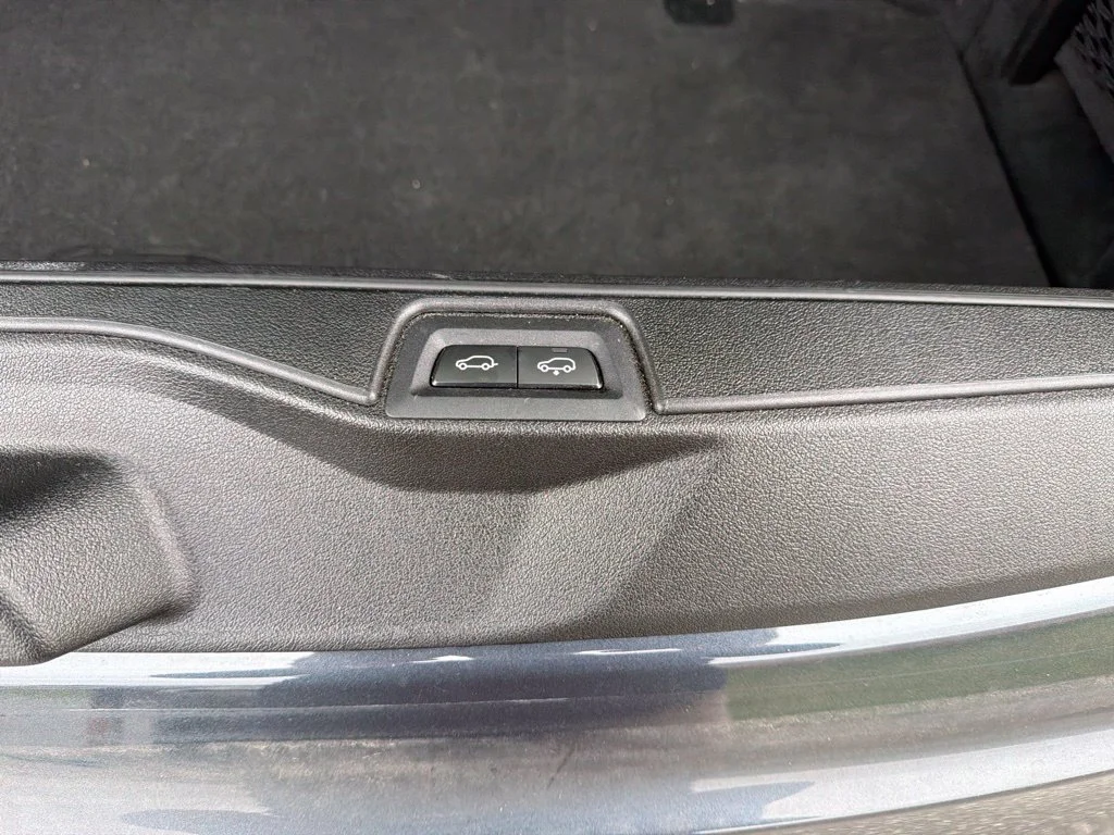 Used 2022 Gray BMW xDrive40i image 18