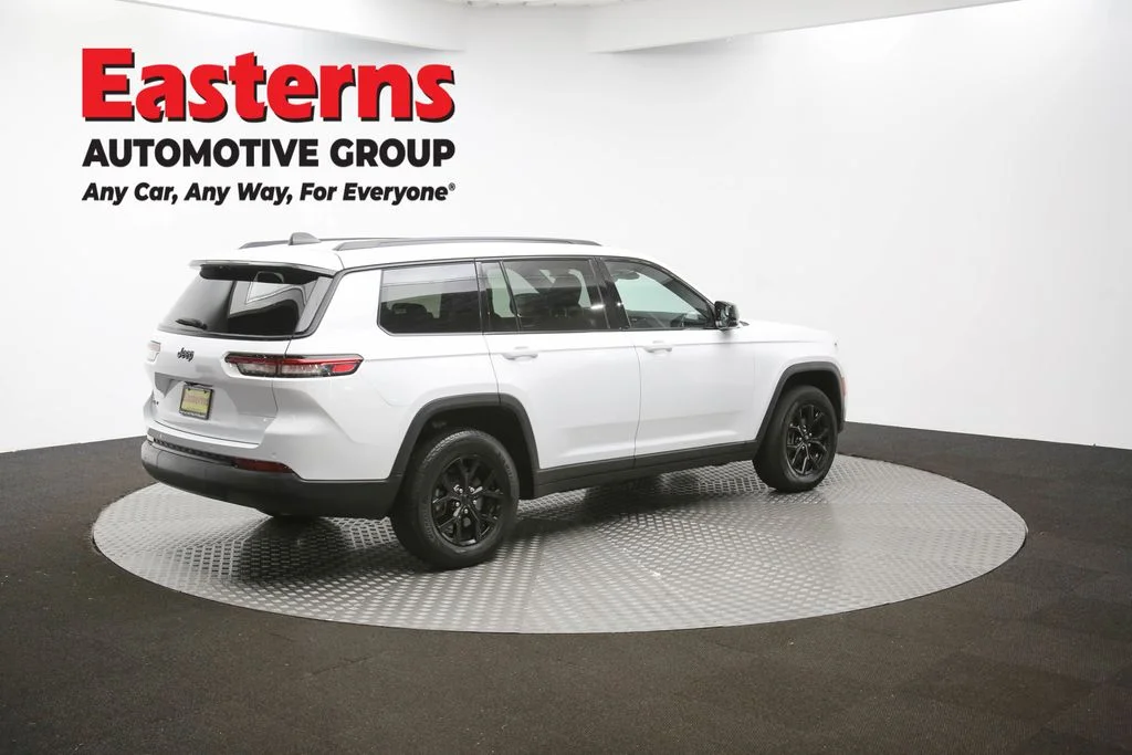 Used 2024 White Jeep Altitude image 44