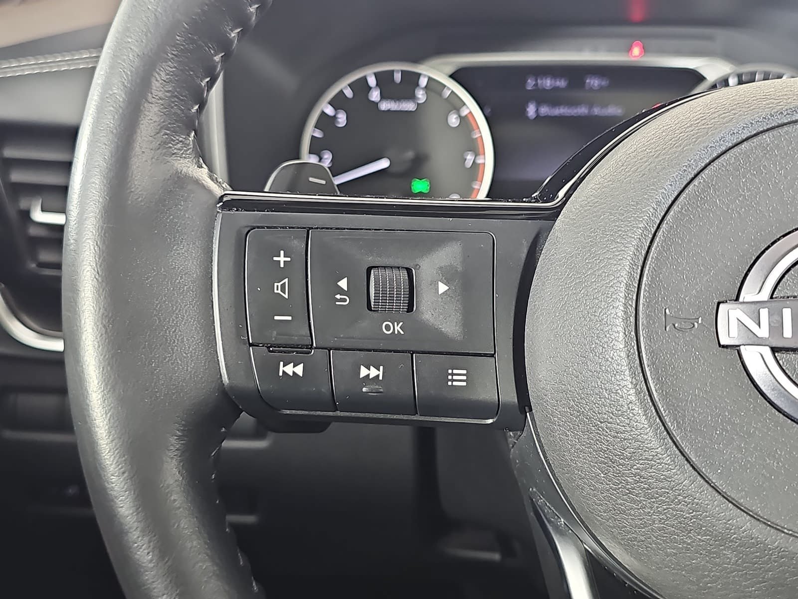 Used 2022 Gray Nissan SV image 17
