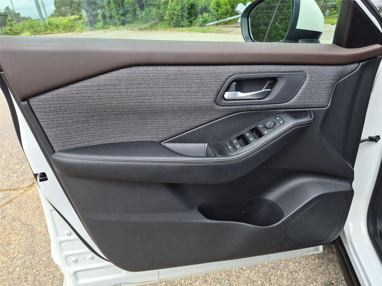 Used 2022 Pearl White Tricoat Nissan SV image 11