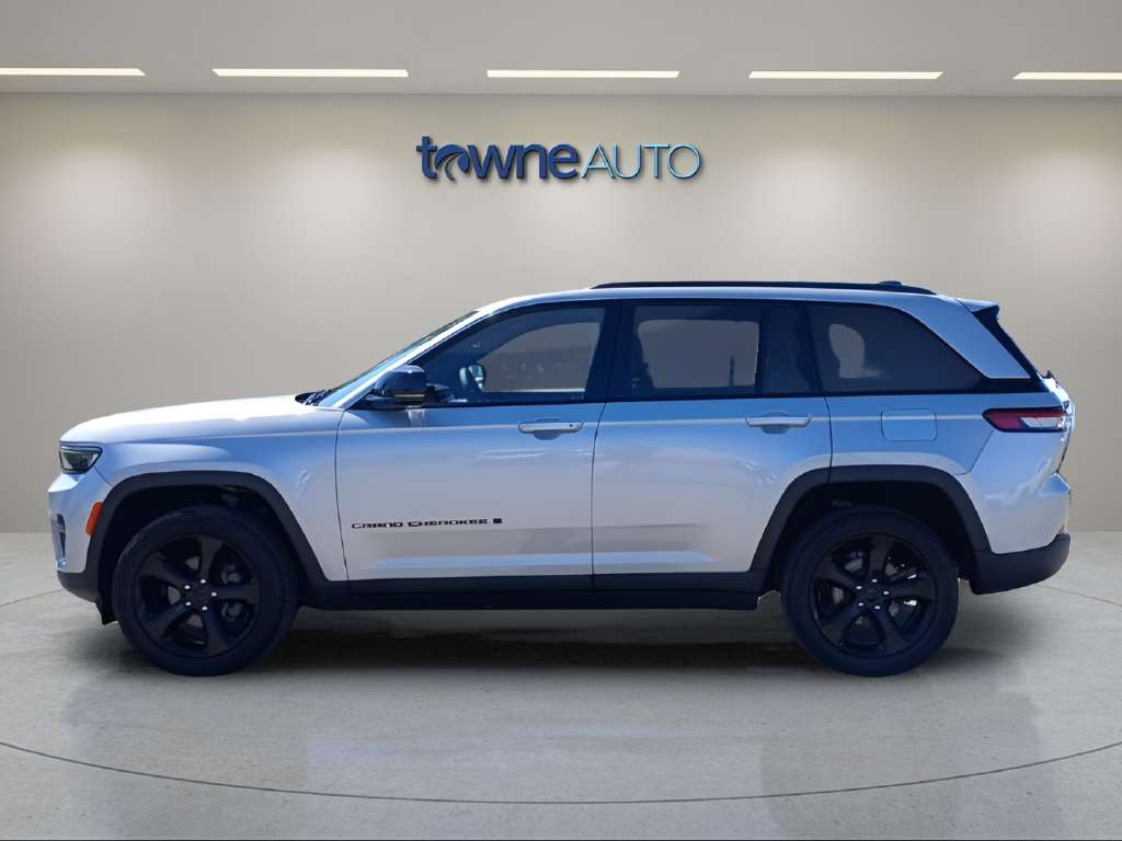 Used 2023 Silver Jeep Altitude X image 3