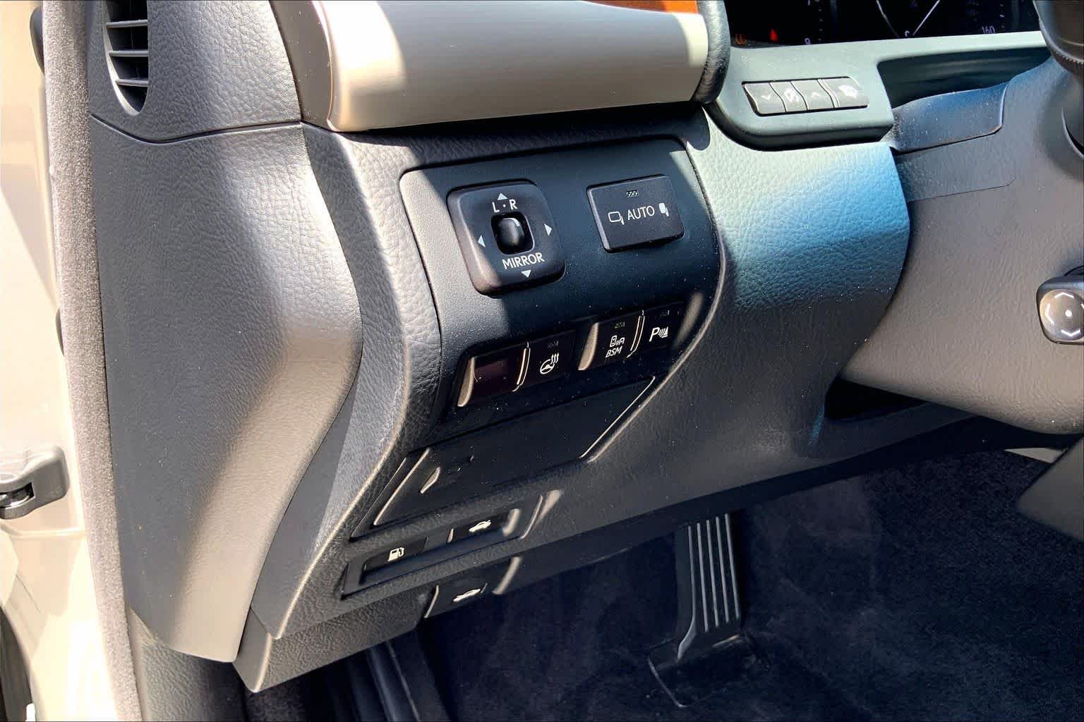 Used 2015 Liquid Platinum Lexus  image 31