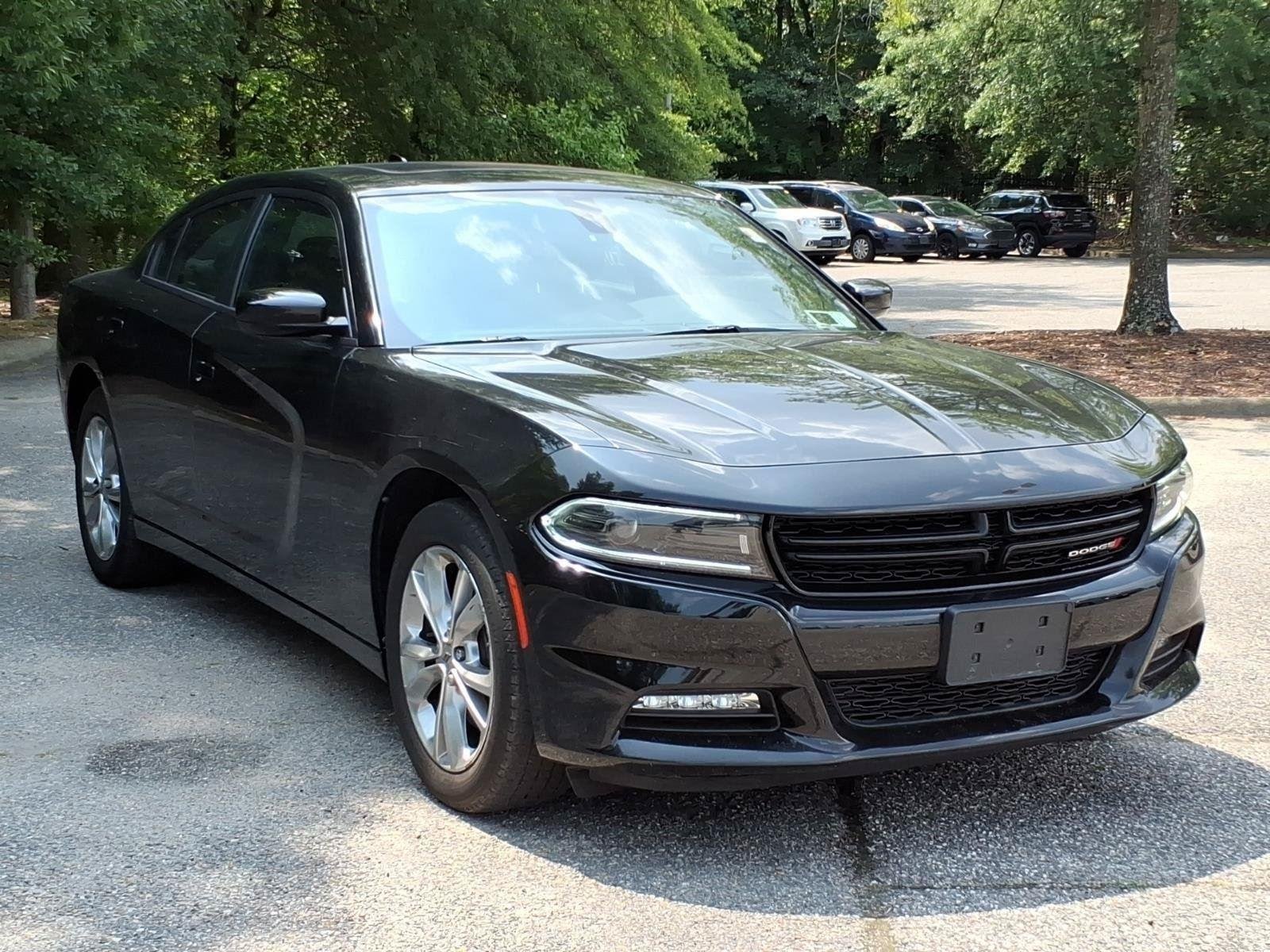 Used 2022 Pitch Black Clearcoat Dodge SXT image 6